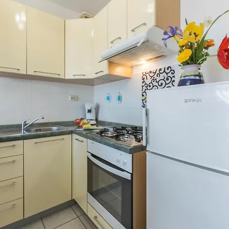 1 Bedroom Beautiful In Appartamento Pola