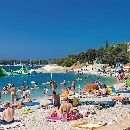 1 Bedroom Beautiful In Apartament Pula