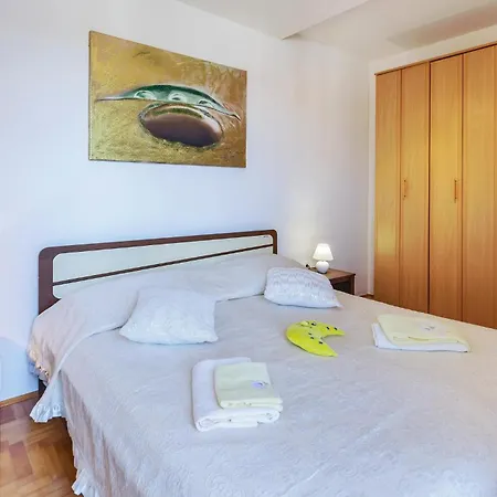 Apartment 1 Bedroom Beautiful In Pula