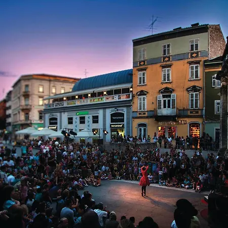 Apartment 1 Bedroom Beautiful In *