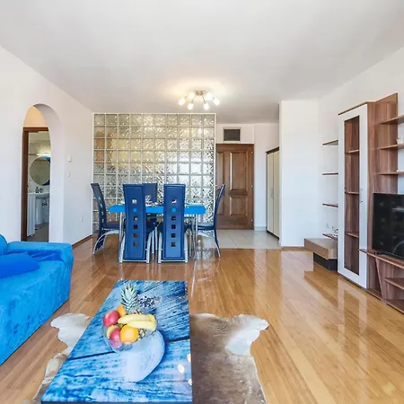 Apartment 1 Bedroom Beautiful In *